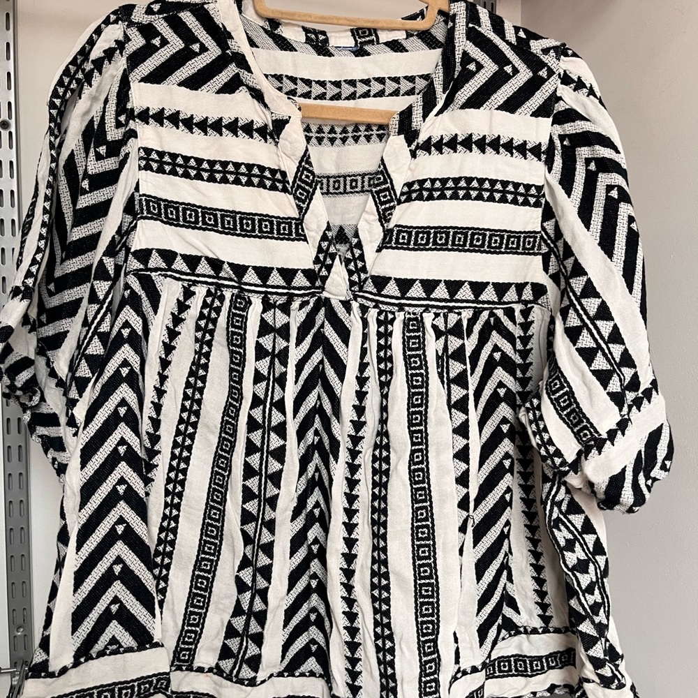 Old Navy Black and White Graphic 3/4 Sleeve Blouse